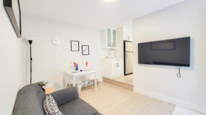 PET FRIENDLY-VANCOUVER 2BR GARDEN SUITE FOR 4